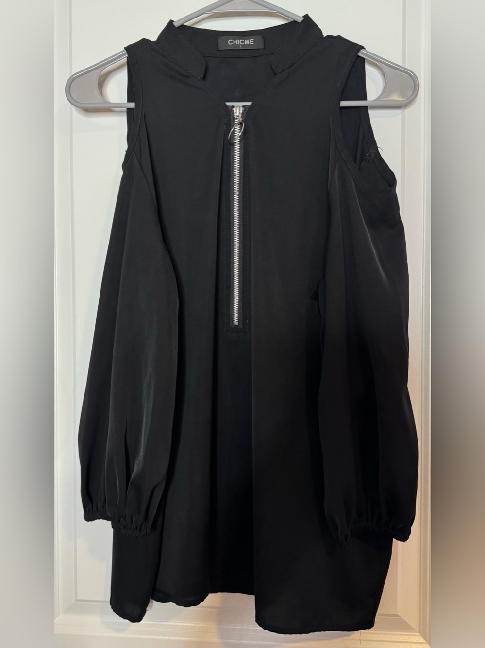 CHICMÉ Black Cold-Shoulder Zip-Front Blouse short sleeve size Large